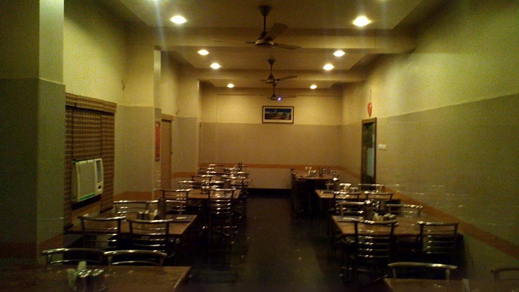 Sivamurugan Hotel Kumbakonam Bagian luar foto