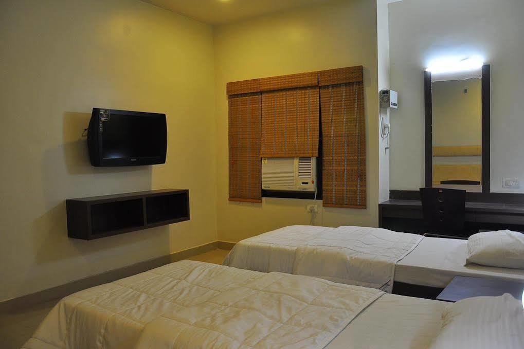 Sivamurugan Hotel Kumbakonam Bagian luar foto